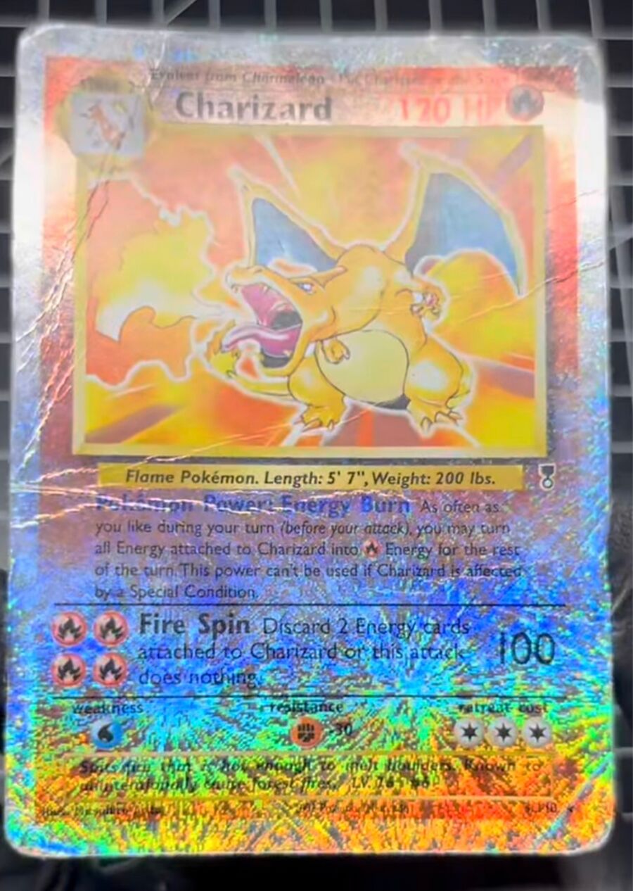 Charizard Reverse Holo prima del trattamento R.A.G. - pieghe, graffi e danni visibili